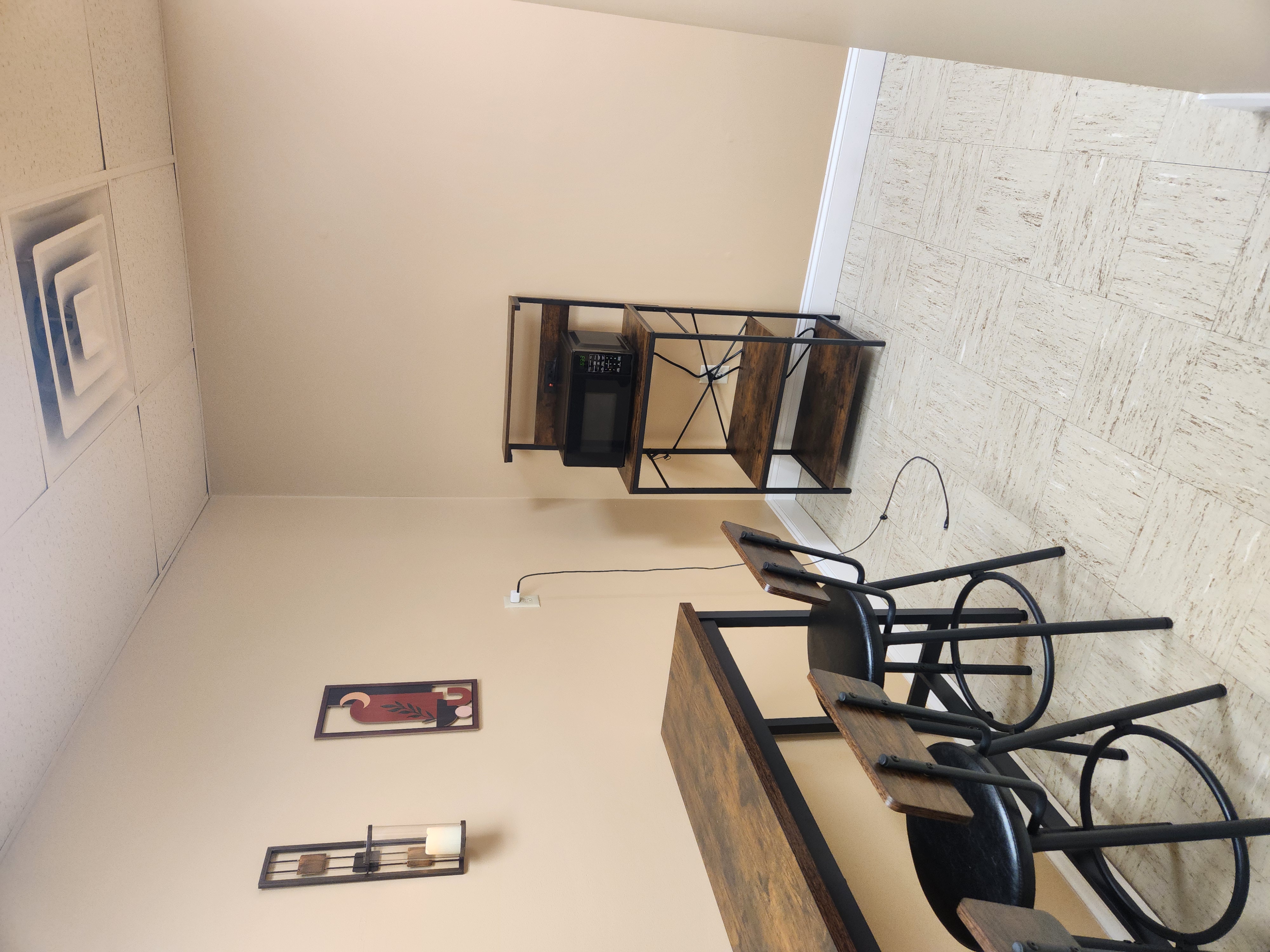 Corner suite with vanity mirror and styling chair at Amin 1