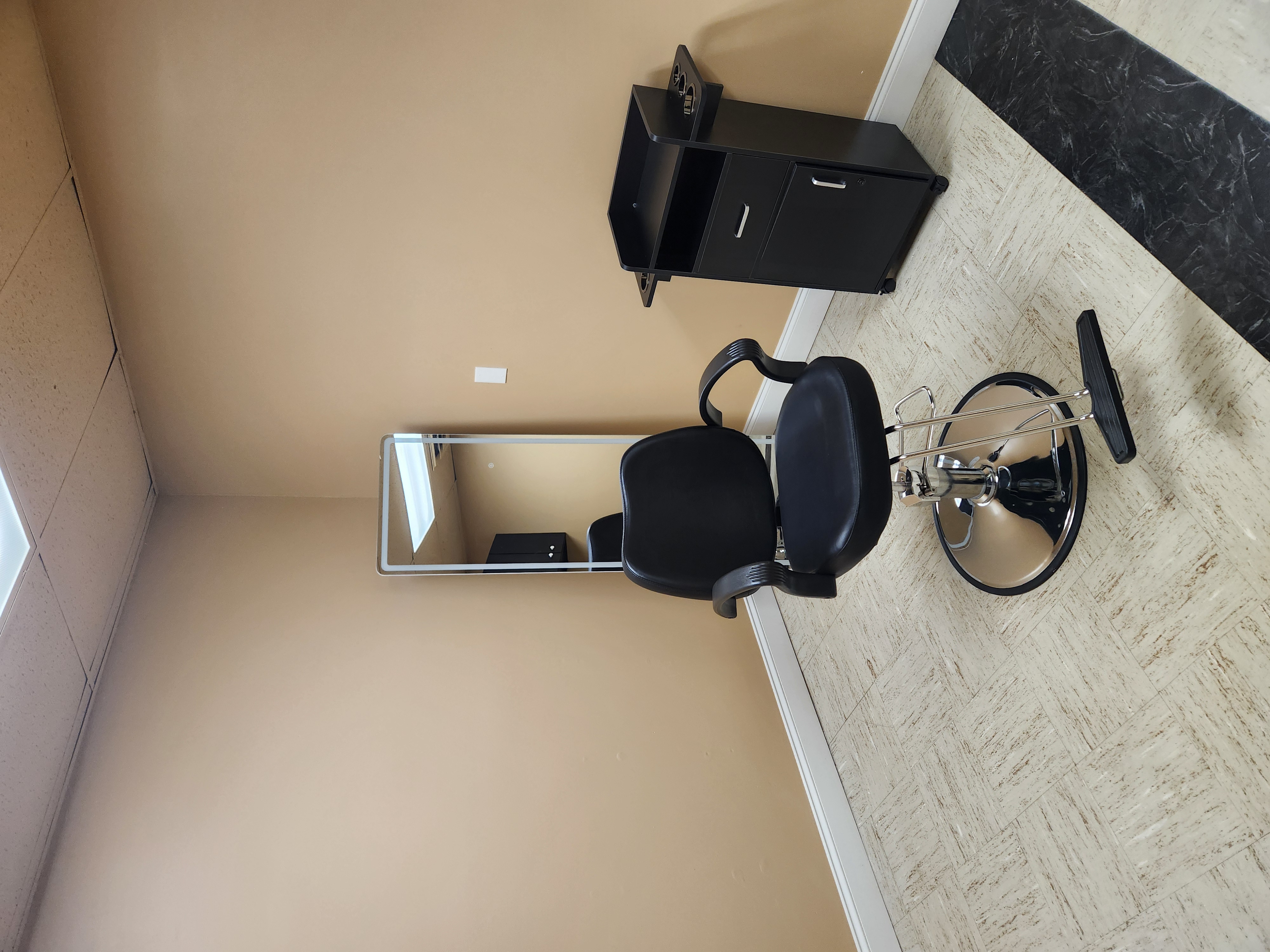 Suite equipment and professional storage at Amin 1
