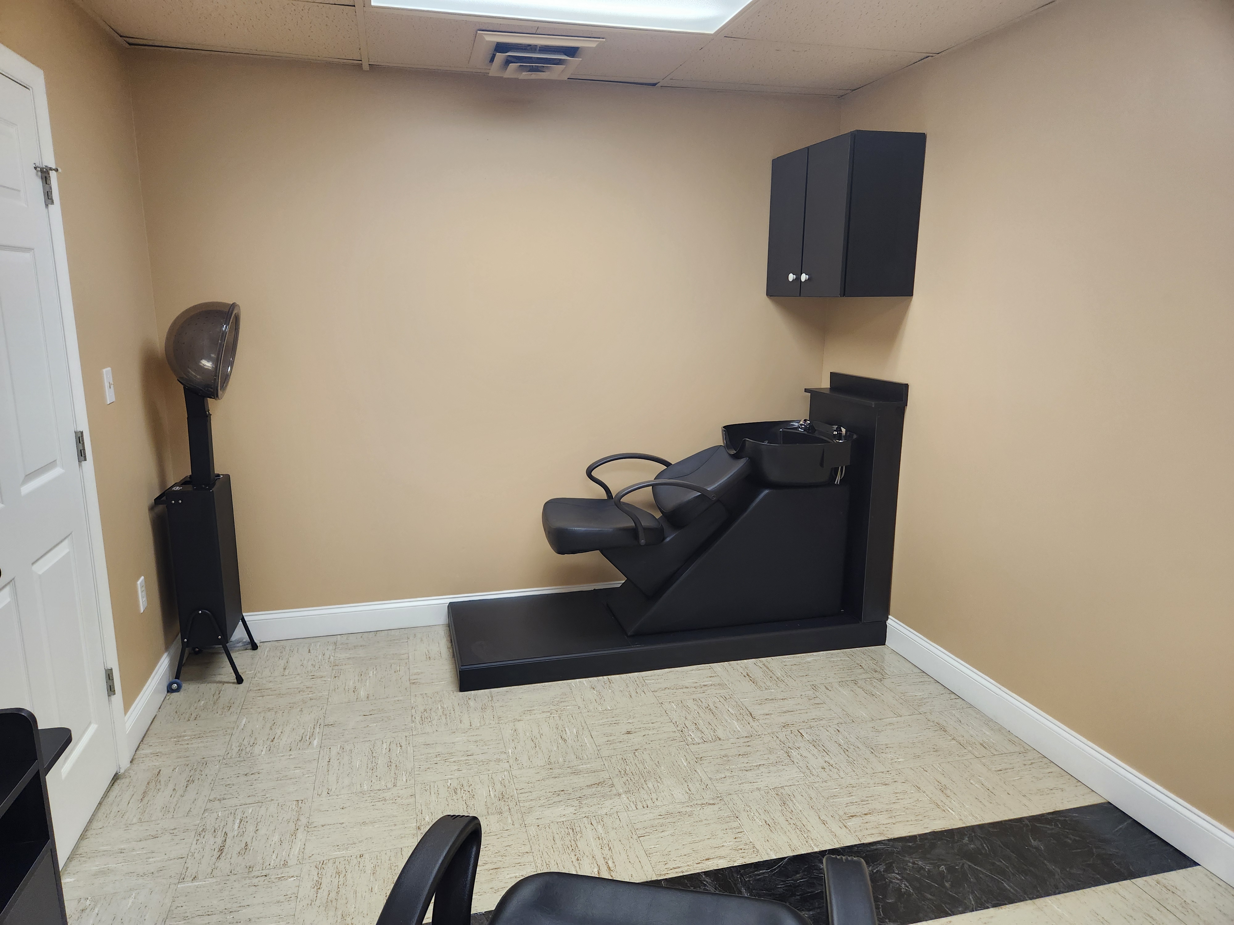 Premium salon suite setup with equipment at Amin 1