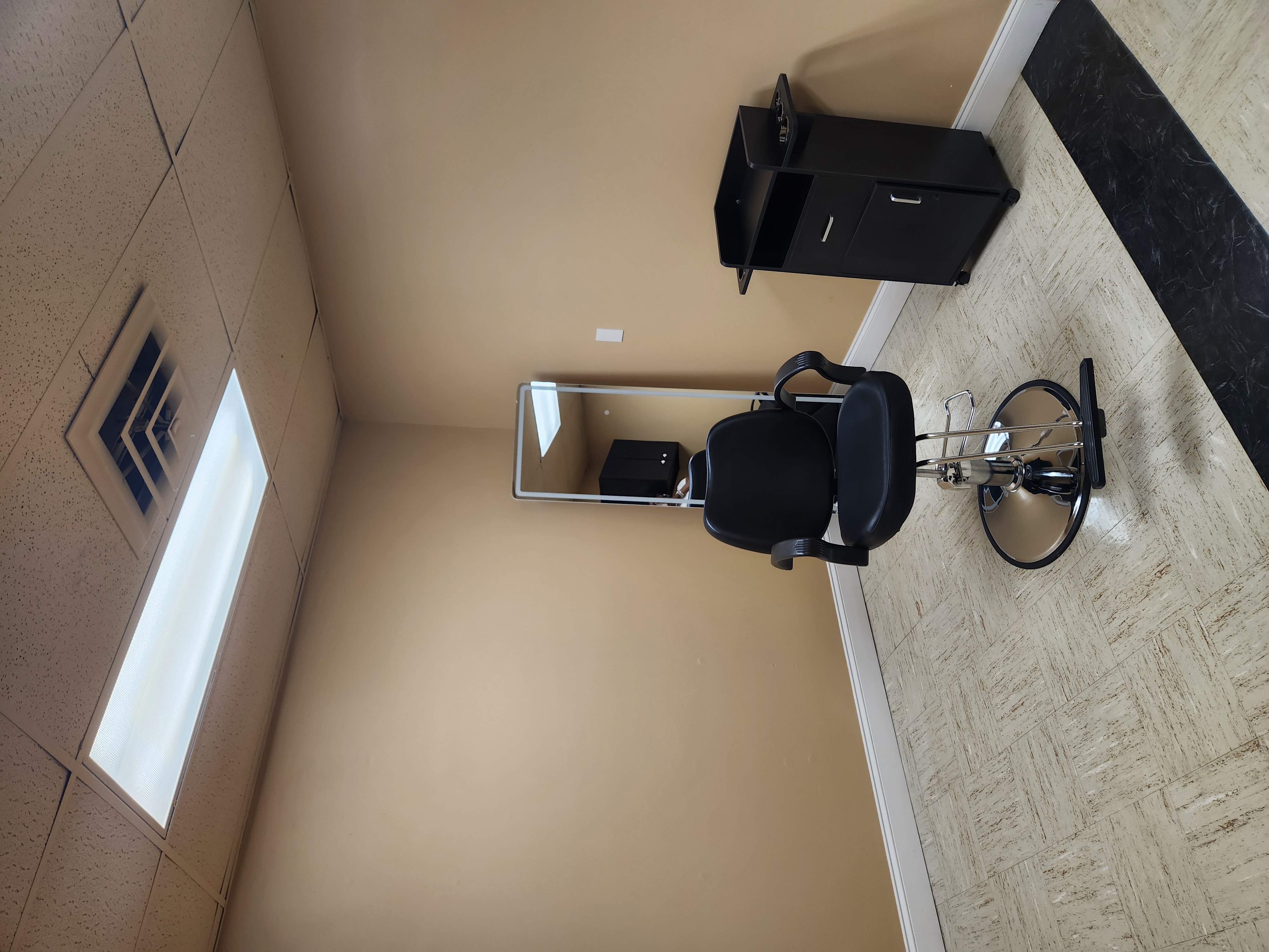 Amin 1 suite with luxury fixtures and professional tools